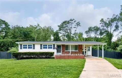 1800 Apple Blossom Ct, Florissant, MO 63031