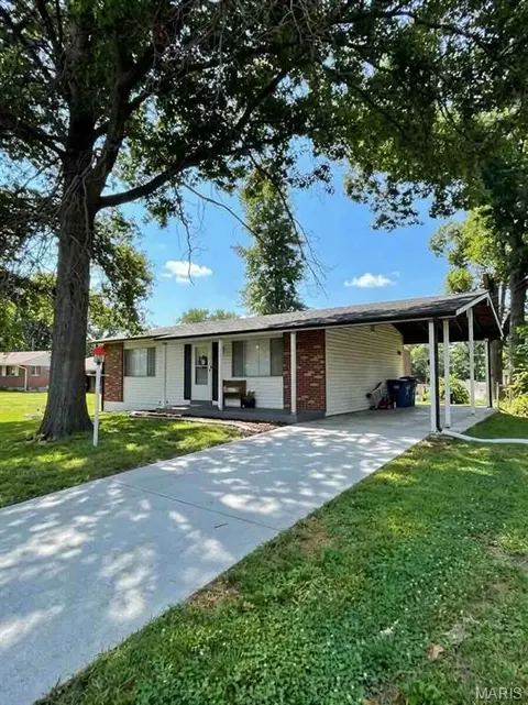 2692 Mckelvey Rd, Maryland Heights, MO 63043