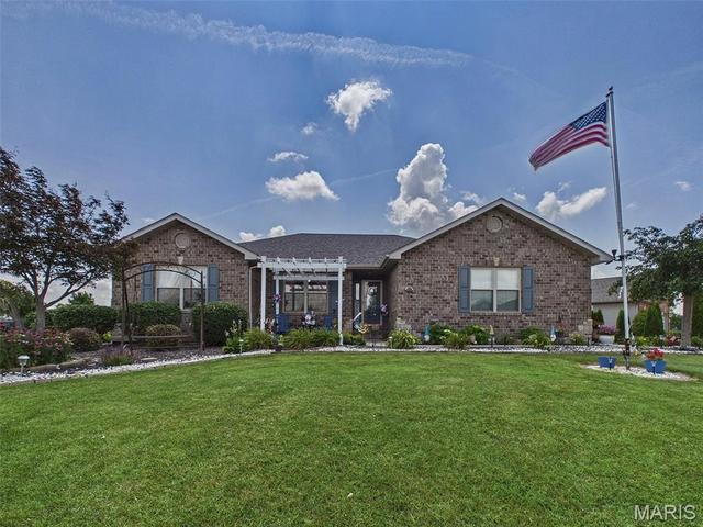 200 Baneberry Dr, Highland, IL 62249
