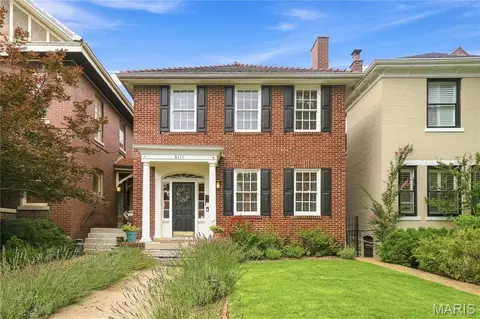 6111 Westminster Pl, Saint Louis, MO 63112