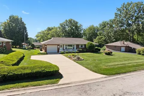 Exterior - 112 Crest Haven Dr, Belleville, IL 62221 photo 3 of 8