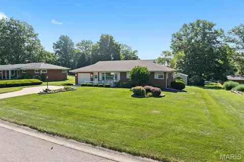 Exterior - 112 Crest Haven Dr, Belleville, IL 62221 photo 2 of 8