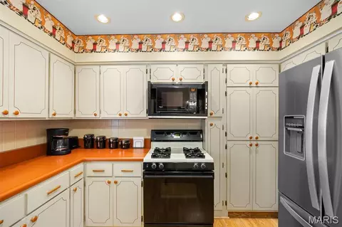 Kitchen - 112 Crest Haven Dr, Belleville, IL 62221 photo 3 of 4
