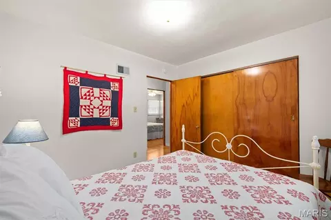 Bedroom - 112 Crest Haven Dr, Belleville, IL 62221 photo 2 of 6