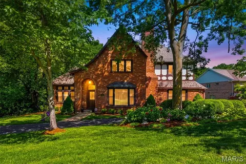 12461 W Watson Rd, Saint Louis, MO 63127