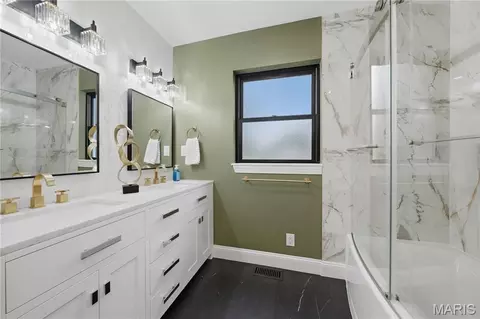 Bath - 1716 Pottery Rd, Washington, MO 63090 photo 3 of 5