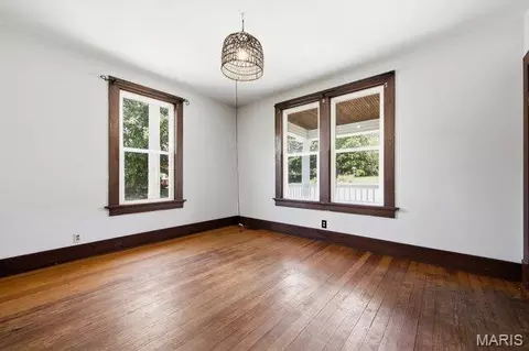 Living - 301 Macarthur St, Washington, MO 63090 photo 3 of 6