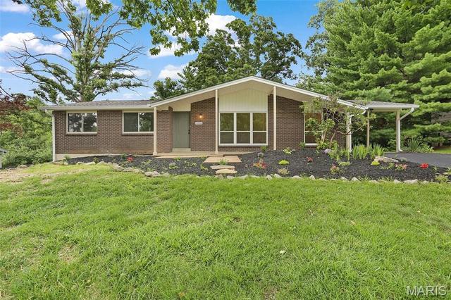 1036 Orchard Lakes Dr, Saint Louis, MO 63146