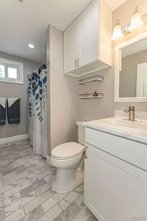 Bath - 918 Crestland Dr, Ballwin, MO 63011 photo 1 of 2