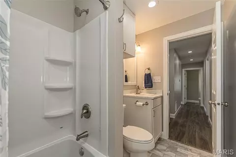 Bath - 918 Crestland Dr, Ballwin, MO 63011 photo 2 of 2