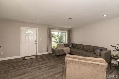 Living - 918 Crestland Dr, Ballwin, MO 63011 photo 2 of 2
