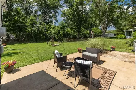 Exterior - 918 Crestland Dr, Ballwin, MO 63011 photo 2 of 6