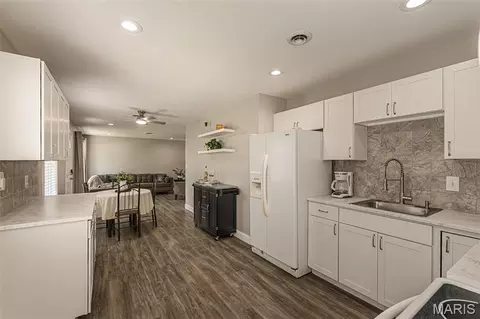 Kitchen - 918 Crestland Dr, Ballwin, MO 63011 photo 2 of 2