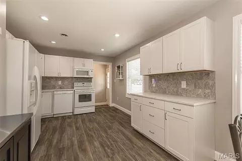 Kitchen - 918 Crestland Dr, Ballwin, MO 63011 photo 1 of 2