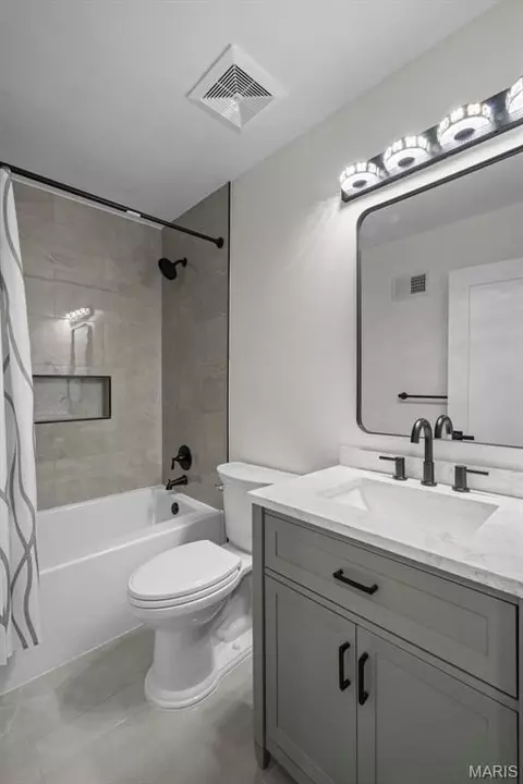 Bath - 628 Hickory Knoll Ct, Ballwin, MO 63021 photo 2 of 4