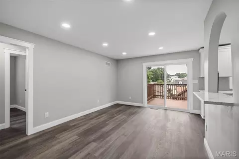 Living - 628 Hickory Knoll Ct, Ballwin, MO 63021 photo 5 of 8