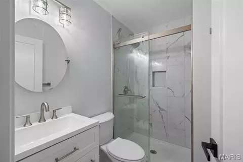 Bath - 628 Hickory Knoll Ct, Ballwin, MO 63021 photo 3 of 4