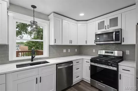 Kitchen - 628 Hickory Knoll Ct, Ballwin, MO 63021 photo 4 of 4