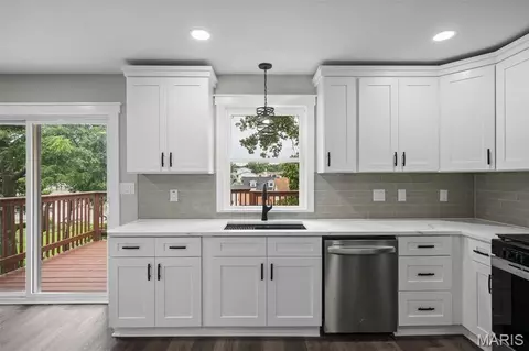 Kitchen - 628 Hickory Knoll Ct, Ballwin, MO 63021 photo 3 of 4