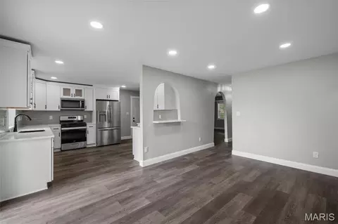Living - 628 Hickory Knoll Ct, Ballwin, MO 63021 photo 7 of 8