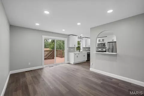 Living - 628 Hickory Knoll Ct, Ballwin, MO 63021 photo 6 of 8