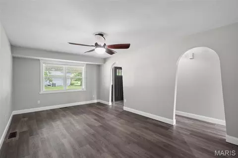 Living - 628 Hickory Knoll Ct, Ballwin, MO 63021 photo 3 of 8