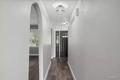 Entry Way - 628 Hickory Knoll Ct, Ballwin, MO 63021 photo 2 of 4