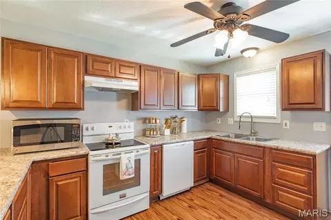 Kitchen - 440 Deer Run, Moro, IL 62067 photo 2 of 3