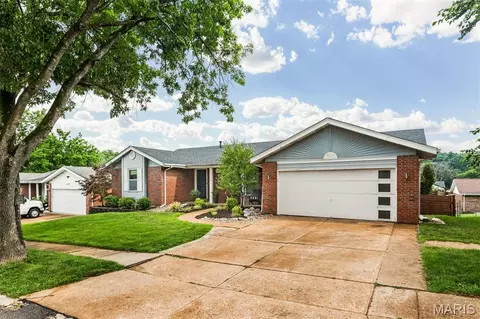 2126 England Town Rd, Oakville, MO 63129