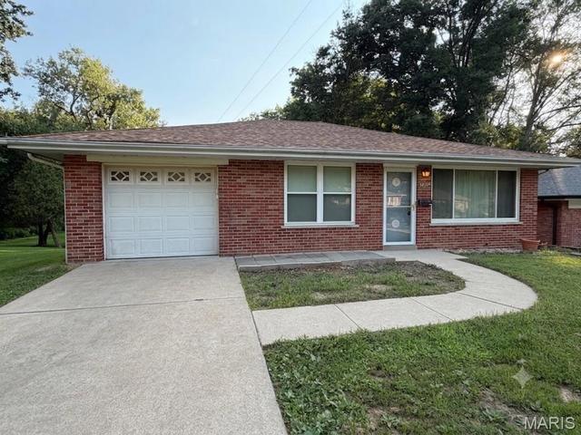 3740 Park Crest Dr, Saint Louis, MO 63125