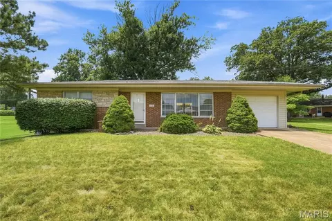 9241 Ewers Dr, Crestwood, MO 63126