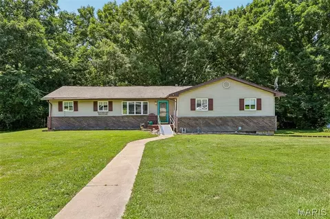 135 Duffs Ln, Hillsboro, IL 62049