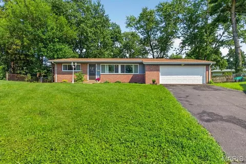 5 Filly Ct, Florissant, MO 63033