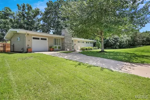 948 Volz Dr, Crestwood, MO 63126