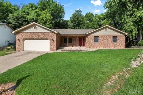 8 Oak Leaf Cir, Collinsville, IL 62234
