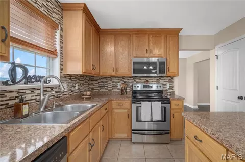 Kitchen - 672 Berrywine Ln, Arnold, MO 63010 photo 3 of 4