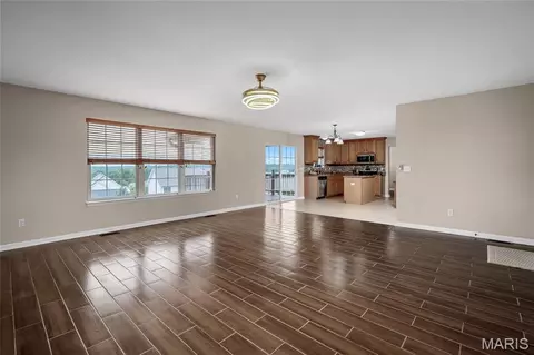Living - 672 Berrywine Ln, Arnold, MO 63010 photo 2 of 4