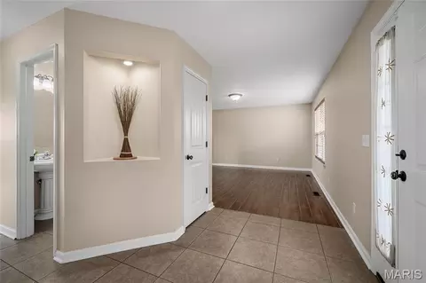 Entry Way - 672 Berrywine Ln, Arnold, MO 63010 photo 3 of 5