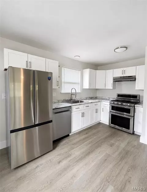433 W Eldon St, Saint James, MO 65559