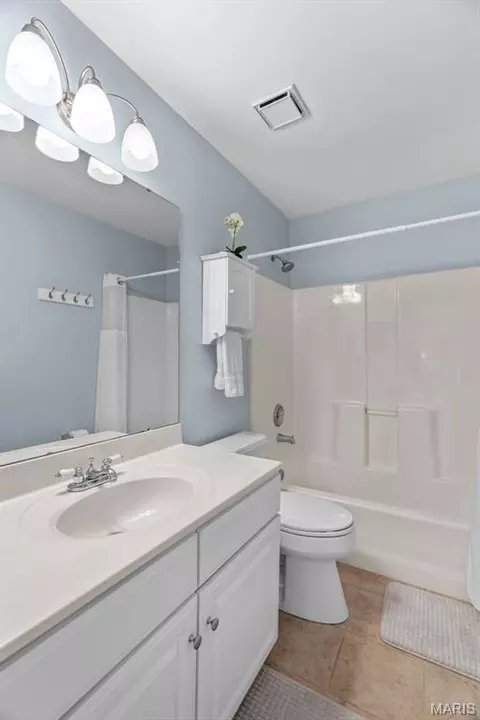 Bath - 2535 Barrett Springs Dr, Ballwin, MO 63021 photo 10 of 11
