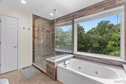Bath - 2535 Barrett Springs Dr, Ballwin, MO 63021 photo 5 of 11
