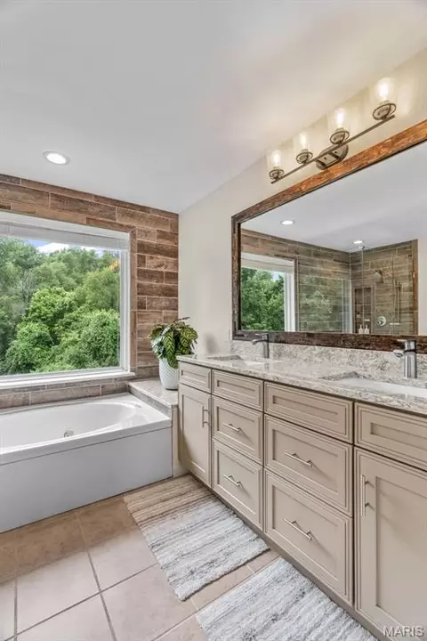Bath - 2535 Barrett Springs Dr, Ballwin, MO 63021 photo 3 of 11