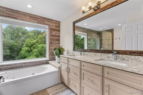 Bath - 2535 Barrett Springs Dr, Ballwin, MO 63021 photo 2 of 11