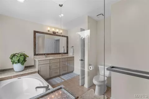 Bath - 2535 Barrett Springs Dr, Ballwin, MO 63021 photo 6 of 11
