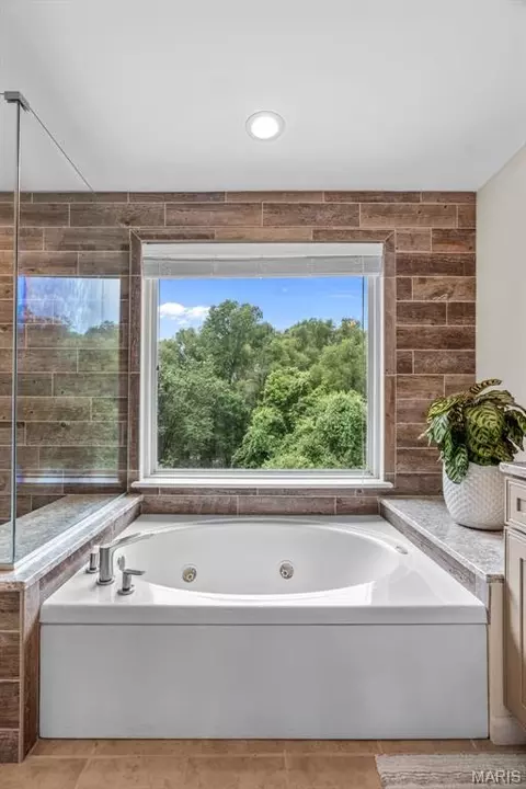 Bath - 2535 Barrett Springs Dr, Ballwin, MO 63021 photo 7 of 11