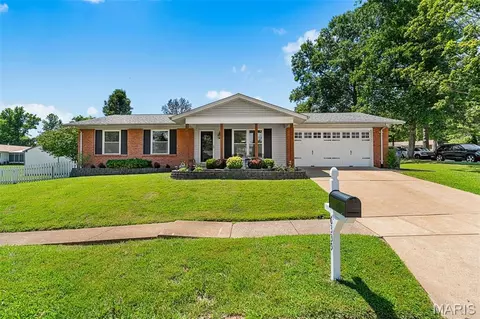 6339 Treehouse Trl, Saint Louis, MO 63129
