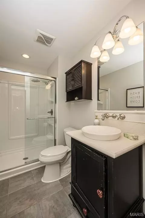 Bath - 7 Nicolet Dr, Manchester, MO 63011 photo 2 of 3