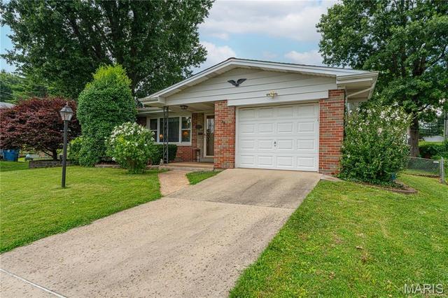 454 Lambeth Ln, Saint Louis, MO 63125