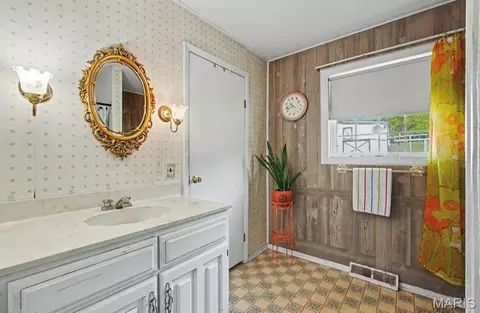 Bath - 559 Brush Creek Rd, Saint Clair, MO 63077 photo 2 of 2