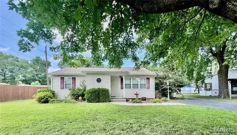 5513 Pontiac Dr, Fairview Heights, IL 62208